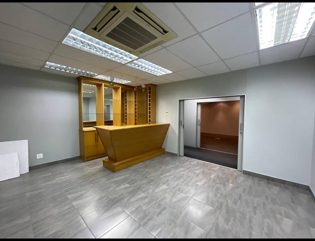 1,318M² WAREHOUSE TO LET IN HALFWAY HOUSE